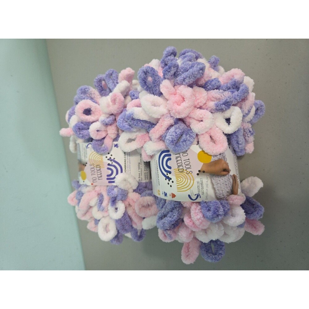 Lion Brand Yarn Off The HOOK, UNICORN LICORNE , 3.5 oz 100 gr , lot of two skein